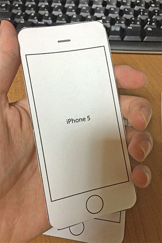 iPhone5 紙を持った感じ