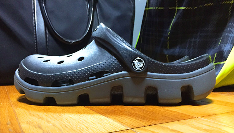 crocs duet sport clog 横から見た図