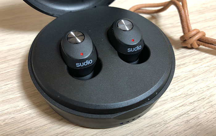 Sudio NIVÅ 充電中のランプ点灯