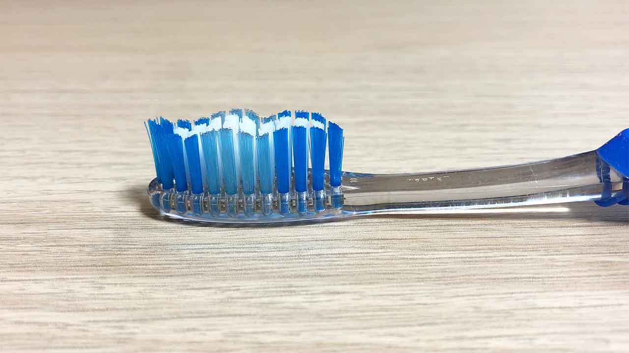 アメリカの歯ブラシは波打っている