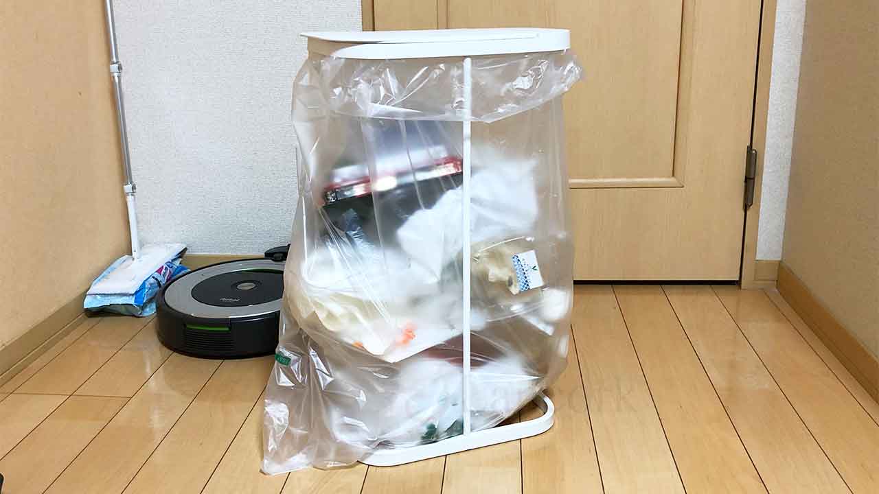 山崎実業のゴミ箱「分別ゴミ袋ホルダー ルーチェ」ゴミを入れたところ