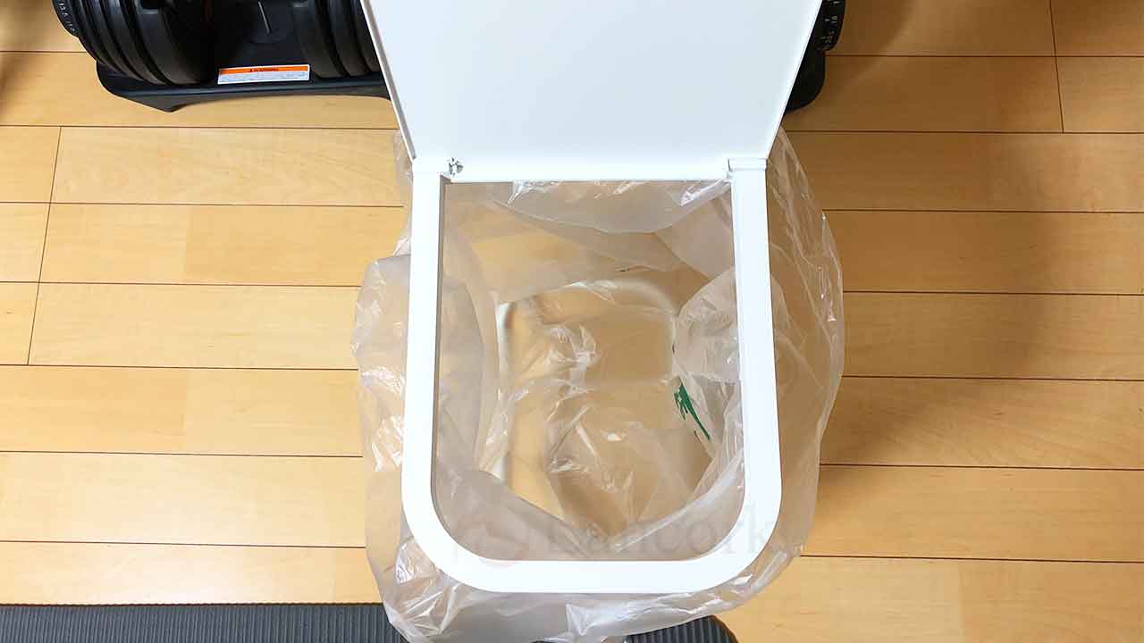 山崎実業のゴミ箱「分別ゴミ袋ホルダー ルーチェ」フタを開けたところ