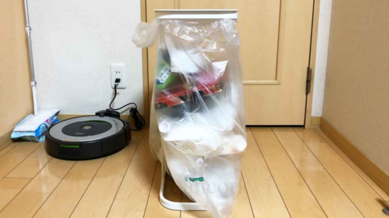 山崎実業のゴミ箱「分別ゴミ袋ホルダー ルーチェ」ゴミを入れたところ