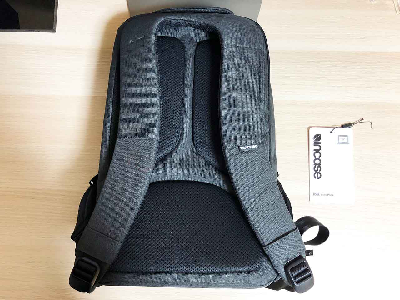 incase ICON Slim Backpack woolenex 背中側