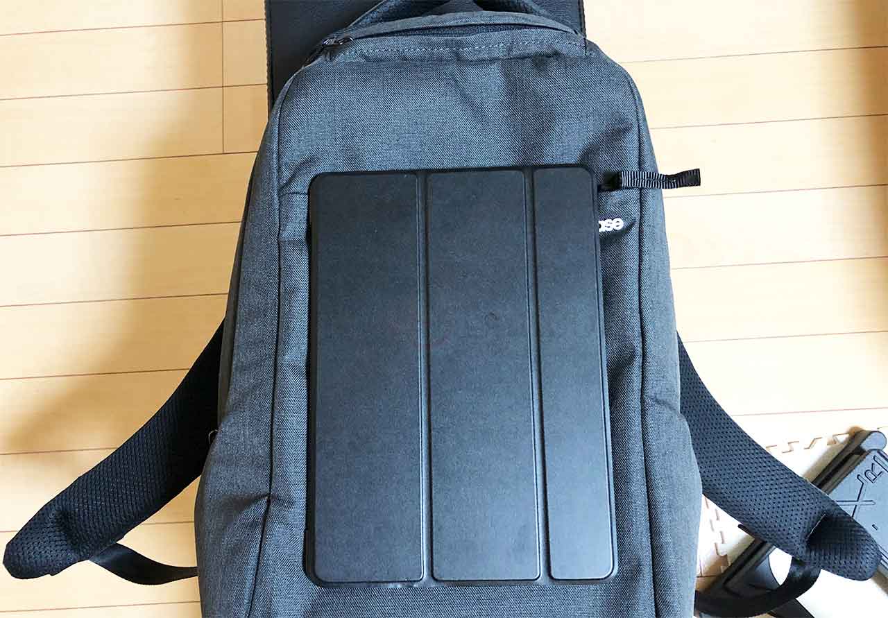 incase ICON Slim Backpack woolenex 外側のポケットiPadとの比較