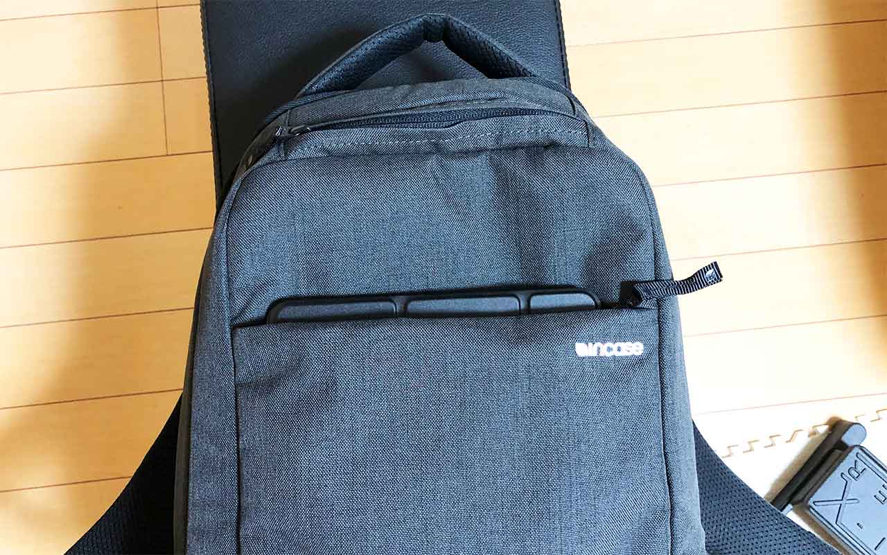 incase ICON Slim Backpack woolenex 外側のポケット with iPad