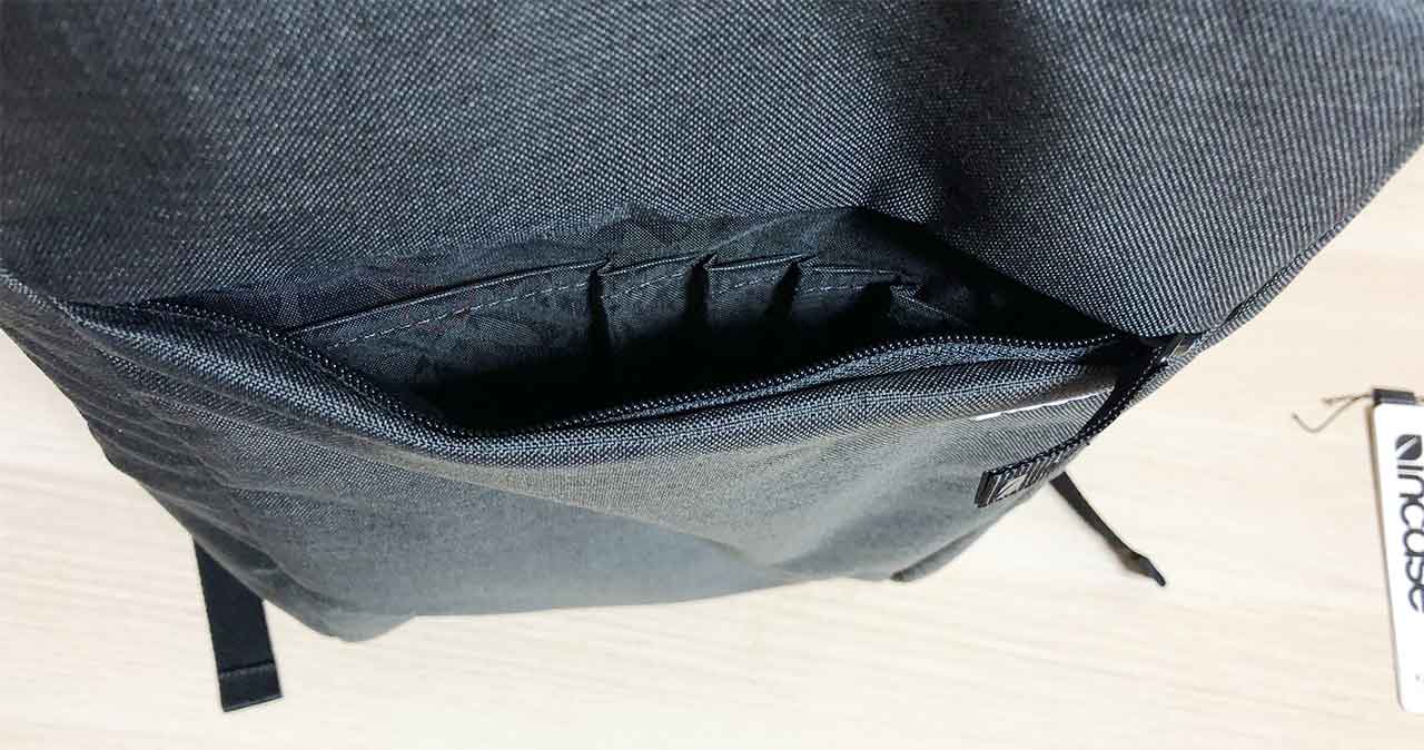 incase ICON Slim Backpack woolenex 外側のポケットのペン入れ