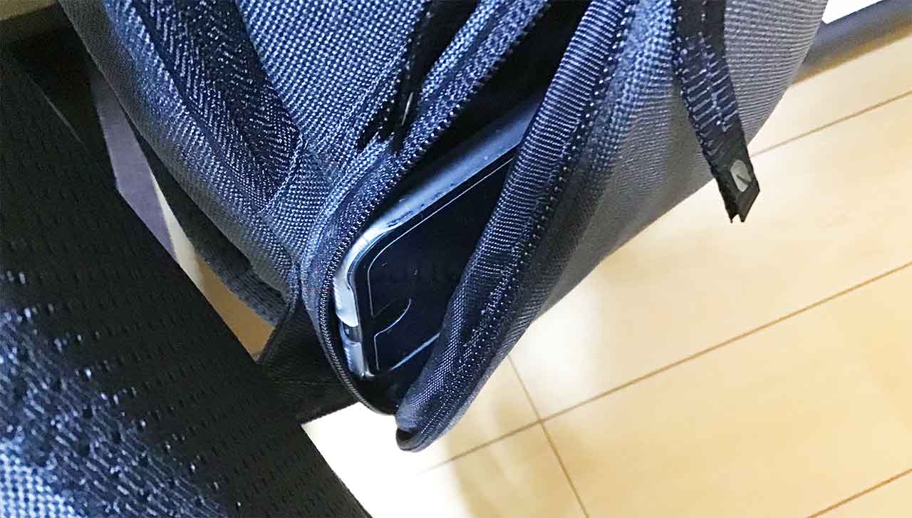incase ICON Slim Backpack woolenex サイドポケット with iPhone8