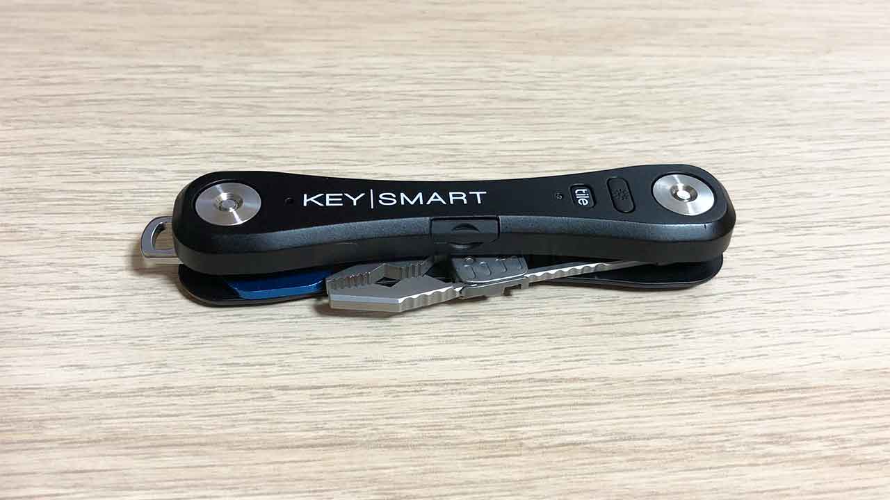 KeySmartのオプション PLIERS（プライヤー）しまったところ前面