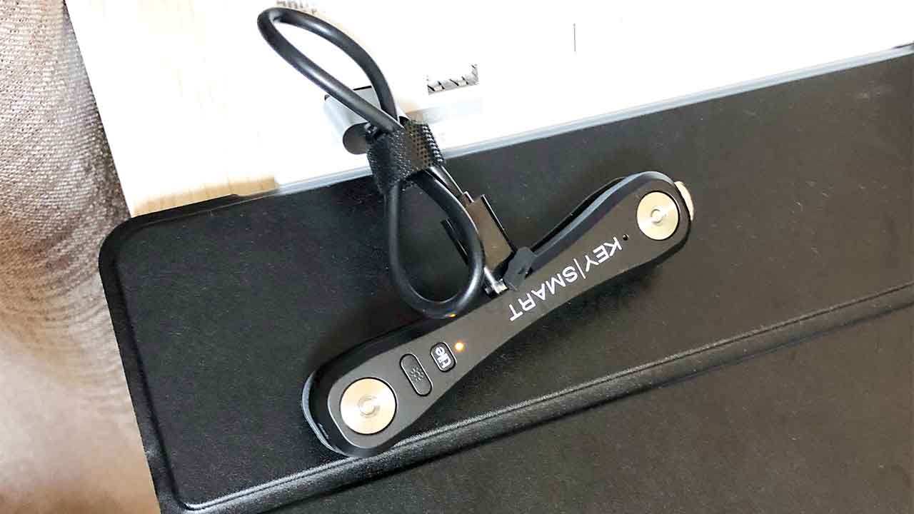 KeySmart Pro(キースマート プロ) 充電中