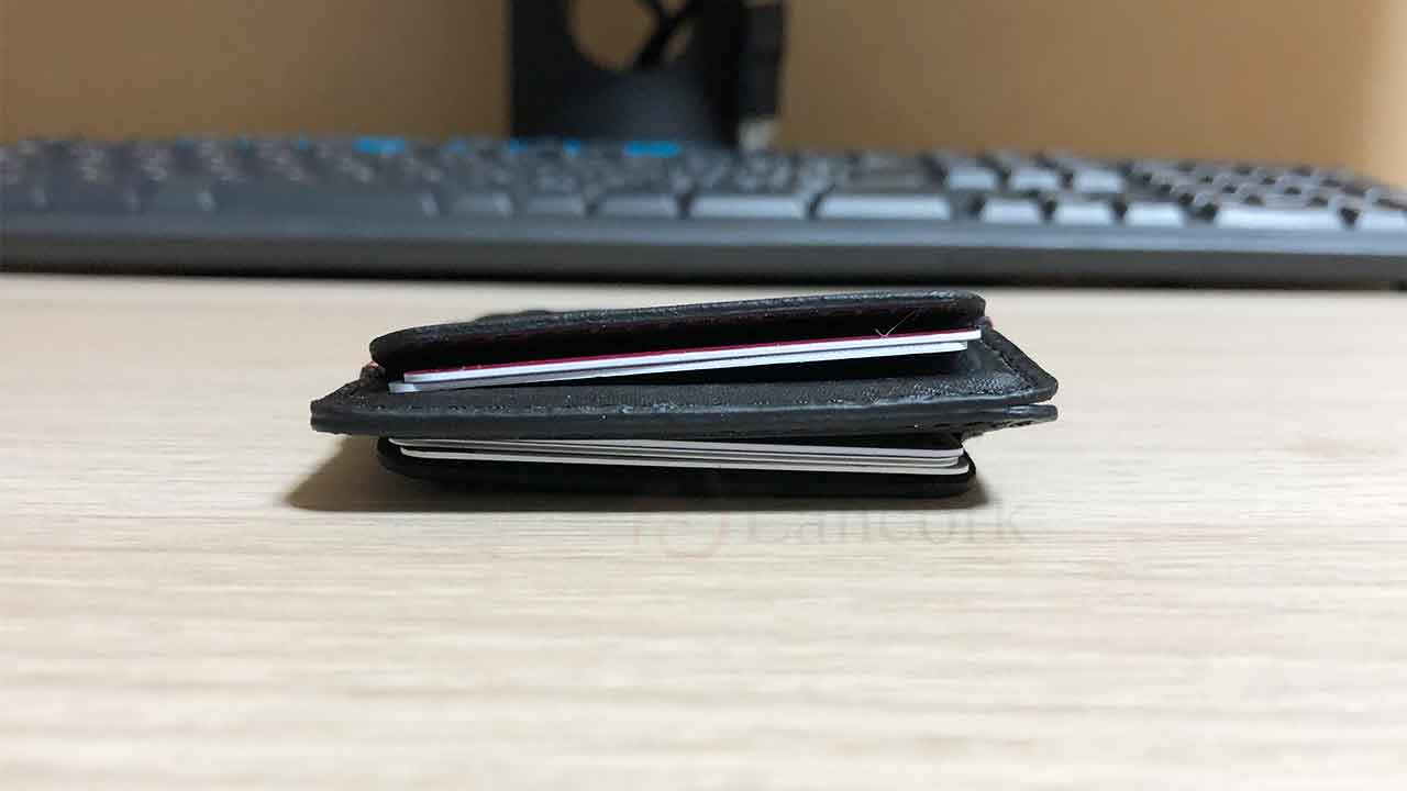 KeySmart Urban Slim Wallet カードとお札を入れたところ