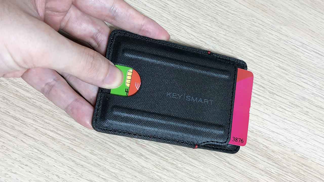 KeySmart Urban Slim Wallet カードが引っ掛かる