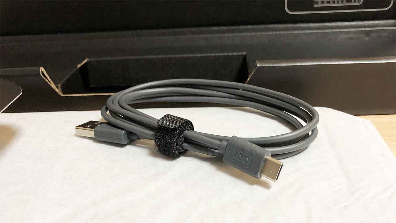 ロジクールのキーボード「KX800 MX Keys」USB-C ケーブル