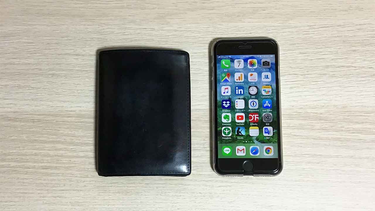 Settlerの二つ折り財布「COMPACT WALLET」 iPhone8と比較