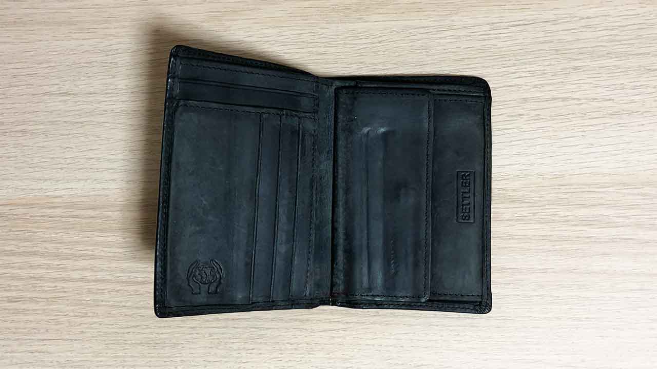 Settlerの二つ折り財布「COMPACT WALLET」内側