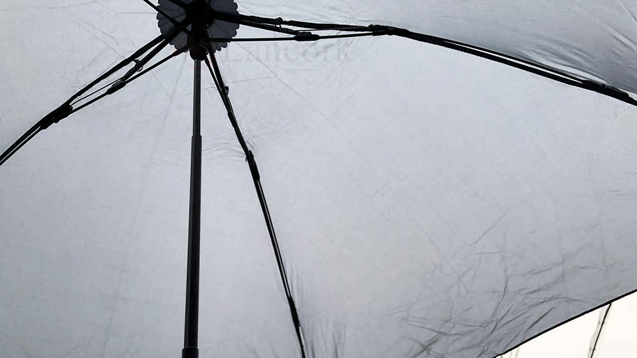 超軽量75gの折り畳み傘「mabu hane」雨の日