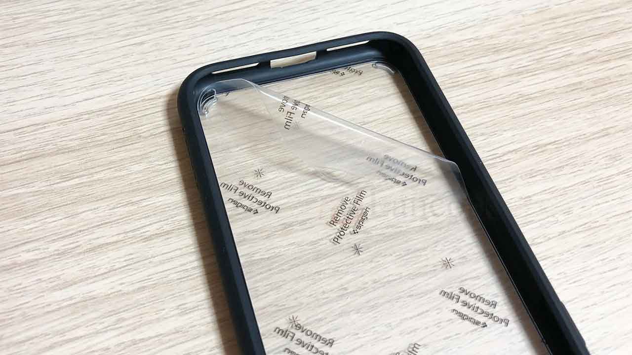 SpigenのiPhone8・iPhone7ケース フィルムをはがす