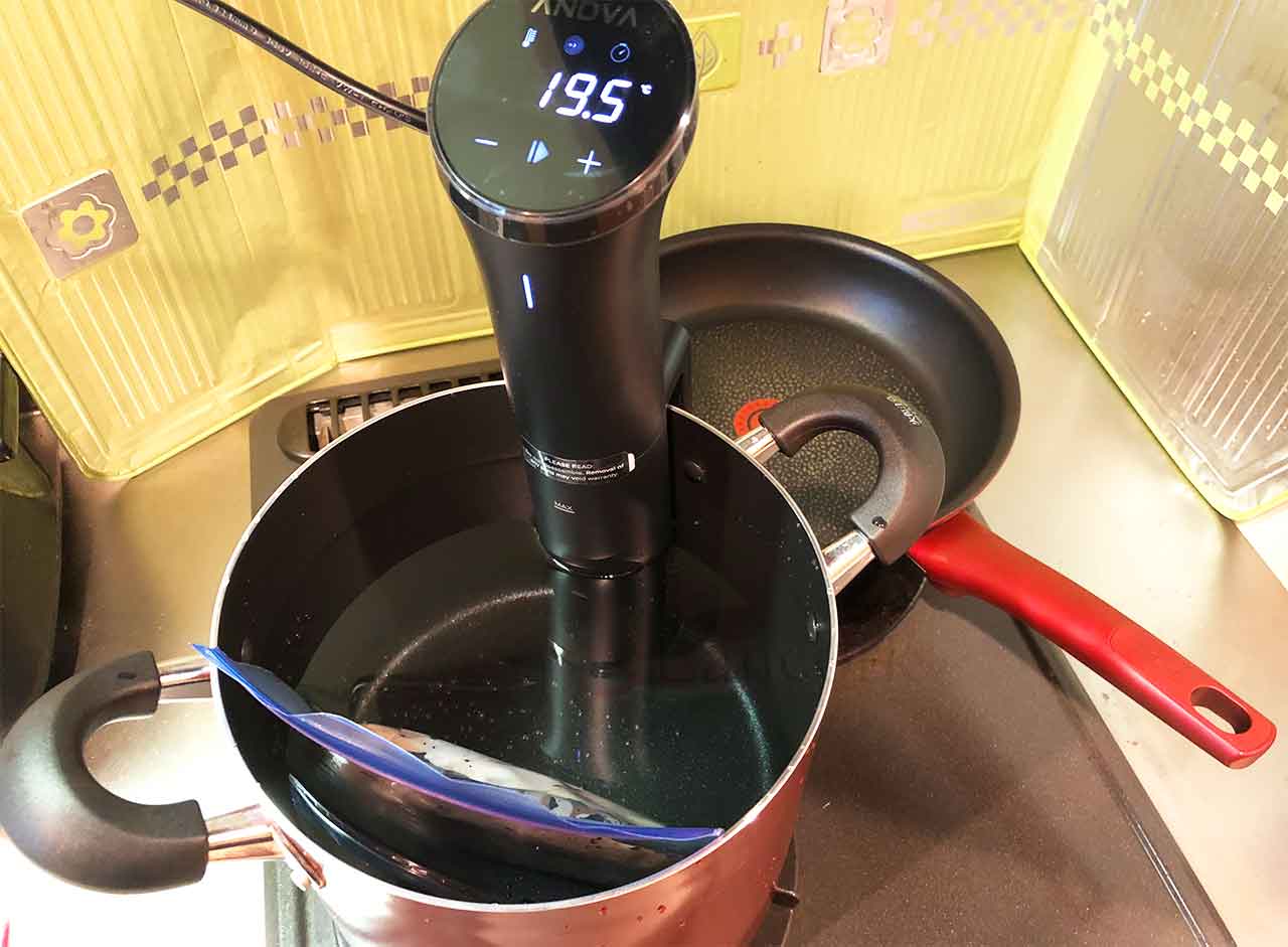 Anova Precision Cooker Nano 寸胴鍋に入れたところ